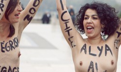 Femen à Paris affirmant leur soutien à Aliaa Magda Elmahdy en 2012