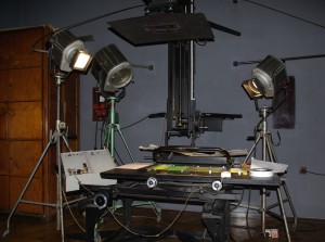 Appareil banc-titre avec les feuilles en celluloïd ("Cels") pour la préparation d'un dessin animé dans le studio d'animation Filmów Rysunkowych (Lolek et Bolek) à Bielsko-Biała. Par Janericloebe. Wikimédia.