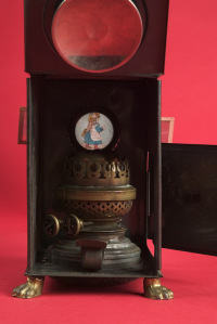 Un aperçu de l'intérieur de la lanterne magique (1890). Cet objet fait partie de la collection permanente du Musée des enfants d'Indianapolis, MN, USA.