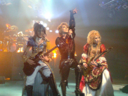 Teru, Kamijo and Hizaki, Versailles ~Philharmonic Quintet~ in Santiago, Chile, Teatro Teletón. METHOD OF INHERITANCE TOUR (June 6, 2010). Crédits: Pierrot de Lioncourt カバー!!!カバー!!!. Source: Wikimedia.